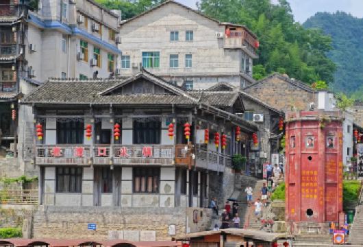 【中午12点出发】边城茶峒+拉拉渡+夜游芙蓉镇+瀑布一日游【“挂在瀑布上的千年古镇”-芙蓉镇[王村瀑布/赠送芙蓉花开演出]】