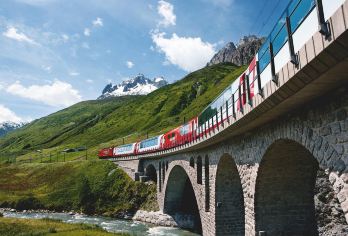 瑞士苏黎世冰川快车+瑞士阿尔卑斯山&卢塞恩一日游【英文团】【登上冰川快车，开启穿越瑞士壮丽地形的时尚旅程，途经库尔、安德马特与卢塞恩，尽享美食与美景】