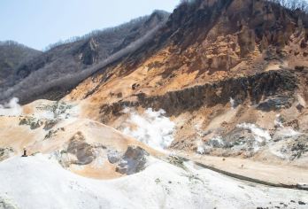 北海道登别&洞爷湖一日游（地狱谷、熊牧场、有珠山）-4人成团【探秘火山奇观，漫步地狱谷 在登别地狱谷亲眼目睹火山活动造就的震撼景象，蒸汽缭绕，感受地球的生命力】