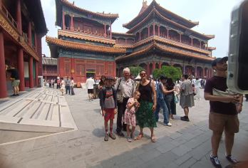 北京地坛公园、雍和宫、什刹海胡同徒步游【酒店前台将有一位会说英语的导游等候您。 探索北京的非主流路线，沉浸于北京生活 一次完美的胡同之旅，也是一次祈福之旅】