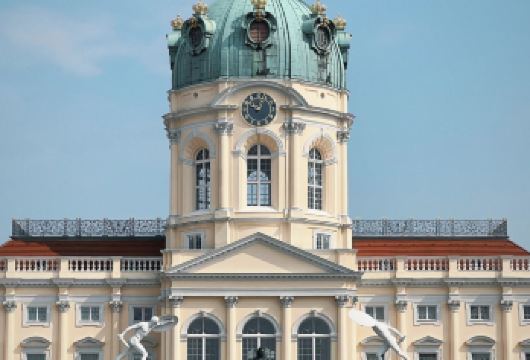 德国柏林*夏洛滕堡宫*亚历山大广场*菩提树大街一日游【穿越时空，感受柏林从帝国皇都到现代都市的多元面貌】