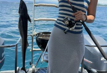 亚庇一日海钓之旅【双体船钓鱼+接送+午餐】– 沙巴, 马来西亚【这艘渔船是一艘设备齐全的双体钓鱼船，配备GPS导航系统、卫生间、淡水供应以及一个小型厨房。 我们为宾客提供浮潜和站立式桨板两项活动，让您同时享受两种精彩体验。 渔船还配有上层甲板和安全设备】