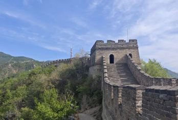 慕田峪长城私人旅行（英语司机）【凭借私人 VIP 快速通行证避开拥挤人群，畅游慕田峪长城 探索长城人流较少的一段 自由活动时，按照自己的节奏探索长城】