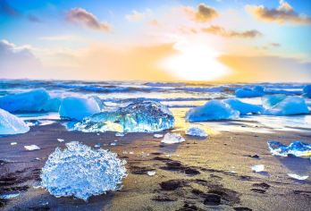 冰岛：雷克雅未克出发｜杰古沙龙冰河湖＆南岸一日游｜拼团※【探索钻石海滩 的黑色沙滩，赞叹塞里雅兰瀑布 的宏伟，并漫步于迷人的维克 (Vík) 渔村】