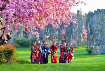 石林纯玩一日游【二环车接◆可选2+1头等舱或15人轻奢小团】【[玩点不一样的]全新原创升级9点晚出发懒人小团，市场独一份头等舱豪华座椅可供选择，总有一款适合您！】