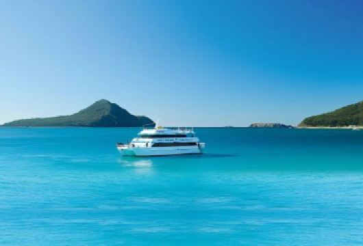 悉尼斯蒂芬斯港海豚船出海一日游【可自费滑沙体验/含午餐】【一边是大海，一边是沙漠，给你不一样的体验】