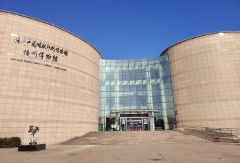 扬州双博馆2小时包团人工讲解 橄榄游●资深大咖导游精讲【[橄榄游讲师团]他们博古通今，幽默睿智，善于挖掘文物背后的故事，用有趣的方式还原历史真相！】