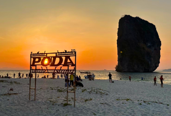 甲米七岛日落及生物发光浮游生物之旅（含烧烤晚餐）——私人半日游【游览甲米的著名岛屿，包括帕南洞和鸡岛。 在波达岛欣赏壮丽的日落和烧烤晚餐。 体验夜间浮潜，观赏会发光的生物发光浮游生物。】