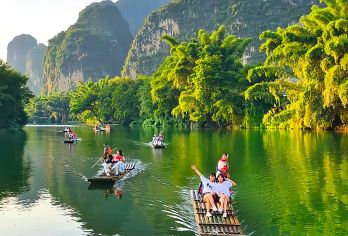 【7人团丨私家】桂林+漓江竹筏+银子岩+遇龙河竹筏漂流一日游【[7人小团]真小团不超7人，真纯玩无车上推销。[私家团]一单一团，时间景点可按需调整，本地玩家带你嗨】