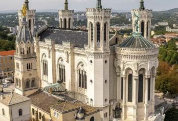 法国里昂富维耶圣母院+古罗马剧院+里昂老城+白莱果广场一日游【专车服务点对点接送，免除转车劳顿。轻松往返山地与老城，行程紧凑高效，让您将精力完全集中于游览与体验。】