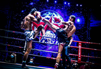 【近距离观赛】泰国芭堤雅MAX泰拳馆演出酒店上门接送【[拳拳到肉]顶级泰拳选手对决，肘击、膝撞、高扫腿，现场震撼力爆表！】