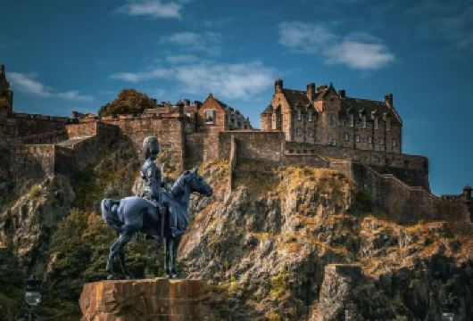 爱丁堡一日游【亚瑟王座+荷里路德公园+迪恩村+皇家植物园】【皇家植物园：八边形热带棕榈温室始建于 1834 年，可观赏王莲等珍稀植物，温室群含五大气候区。】