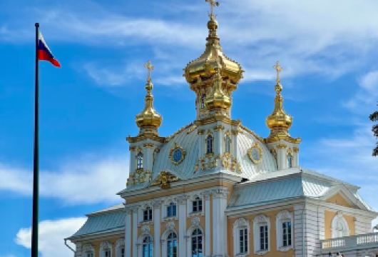 圣以撒+十二月党人广场青铜骑士+马林斯基剧院+夏宫（花园）【圣彼得堡作为沙俄帝国的新首都，历代沙皇、贵族和教士修筑了众多宏伟华丽的教堂，以此来彰显帝国的财富、】