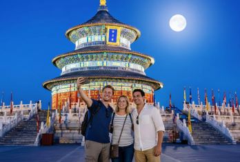 经典北京一日游：历史胡同与地方风味【游览天坛公园、北海公园、公王故宫博物馆和什刹海，深入了解北京的历史和皇家文化。 在夜市享用北京烤鸭和各种小吃，体验地道的北京美食。 小团无购物之旅，包含故事漫步、胡同日落景观和南锣鼓巷自助街头美食。】