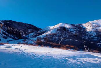 新疆乌鲁木齐+白云国际滑雪场度假区一日游【初中高级雪道可选】【雪道特点：划分清晰明了，相互独立，不重叠、不交错，从根本上保证不同水平滑雪者的安全】