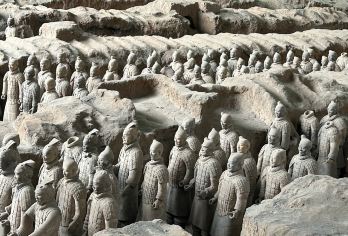 秦始皇兵马俑一日游【8人小团|上门接送|可选丽山园铜车马】【亮点1: 西安三环内区域酒店或民宿上门接送. 让您出行无忧，告别旅游大巴车人多拥挤等待时间过长。】