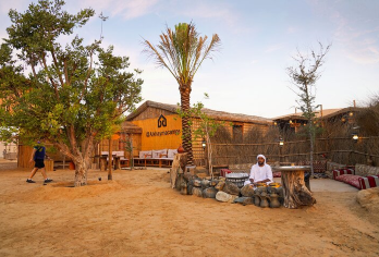 高级红沙丘狩猎之旅和阿尔哈伊玛营地+米其林必比登晚餐+豪华帐篷+观星【在拉赫巴布沙漠体验刺激的红色沙丘冲沙、高沙丘滑沙和短途骆驼骑行。 传统贝都因风格营地，提供阿拉伯咖啡、椰枣和小吃，可选择体验海娜彩绘和身着阿拉伯服饰拍照，并共享水烟。 美味的三国风味烧烤晚餐：尽享阿联酋、摩洛哥和阿拉伯美食，随后还有现场烧烤和羊肉盛宴。】