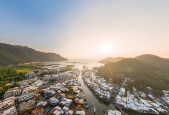 香港大屿山大澳一天游－专享快线乘搭昂坪360缆车，豪华旅游巴【豪华旅游巴市区送往大屿山东涌, 尊享优先乘坐昂坪360缆车 (包价值$295来回车票-标准车厢) 游览宝莲禅寺及著名的天坛大佛, 在宝莲禅寺享用轻便斋菜 参观传统大澳渔村, 观赏中华白海豚 (观赏白海豚为自费项目)】