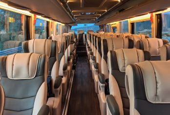 陕西黄河壶口瀑布+南泥湾一日游【2+1头等舱航空车】【[舒适座椅]新款2+1VIP陆地头等舱，USB充电，呼吸氛围灯，舒适沙发座椅，奢旅新体验！】