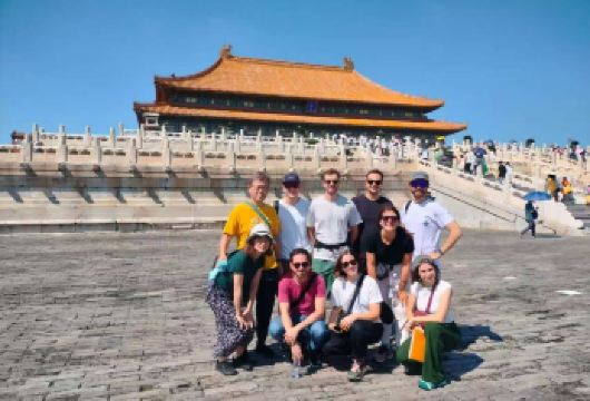 天安门广场、故宫及景山公园半日跟团游【故宫博物院导览之旅，聆听500年历史与故事 畅游多处景点，从王座厅到皇家花园 一日畅游北京三大顶级景点】