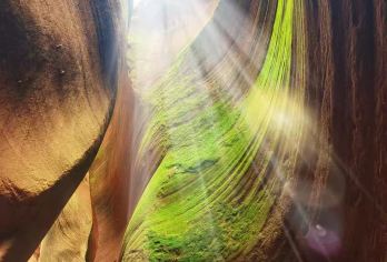 陕西志丹猫巷大峡谷一日游【延安当地旅行社+市区酒店上门接送】【踏上红色大地，漫步曲折山间，多年风雨刻画，当美丽的太阳升起，丹霞地貌令人瞩目，静赏大自然之美；】