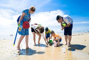 厦门环岛路市区赶海一日游【亲子赶海抓鱼虾螃蟹+沙滩海鲜餐】【[体验式旅游]旅游新体验，亲子互动游玩，体验渔民海边乐园，滩涂赶海抓蟹，抓海货】