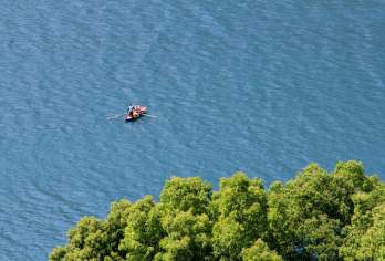 宜昌长阳清江画廊【B线影画游】·市区往返一日游·定点接送【‌徒步倒影峡栈道，打卡贺新郎、灵运道，山水如画步步惊喜】