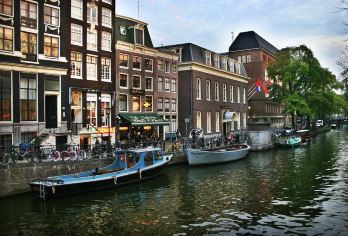 荷兰阿姆斯特丹经典全览水坝广场+安妮之家+运河游船包车一日游【探秘天阿姆斯特丹心脏地带·标志性地标·体验运河之都的古典与现代堂海蚀洞·漫步黄金悬崖·打卡大陆西南角】