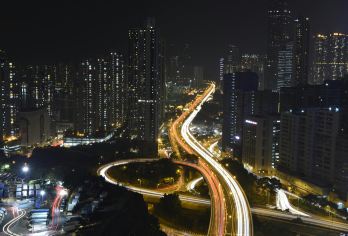 ****的香港之旅：冒险、文化与难忘美食的完美一天【乘坐世界最长的自动扶梯，穿梭于香港的秘密心脏地带——发现隐藏的咖啡馆和街头艺术！ 黄金时段渡轮之旅：欣赏天际线在霓虹灯的映衬下绽放出绚丽的光芒！ 品尝百年美味——从米其林星级饺子到酥脆街头华夫饼！】