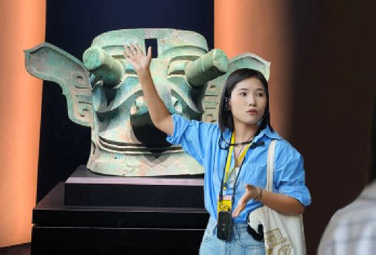 三星堆博物馆一日游｜中高级导游 3 小时精讲｜2–8人团【[成都往返专车]按人数配 5/7/9 座车，出行舒适自在】