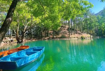 丽江姊妹湖、玉湖村一日游【骑马+腊排骨火锅+划船+接送 】【[优质交通]环丽江古城、束河古镇，专职司机免费上门接送；每天9:00-14:00滚动发车，随订随走。】