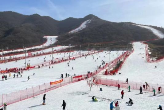 照金国际滑雪场一日游【双12特惠|含雪票】【12条专业雪道纵情畅滑，20万㎡浩瀚雪域与顶级设施，为您带来超越想象的冰雪尊享体验！】