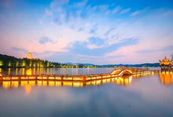 杭州西湖雷峰塔半日含讲解(2-10人小团)可选游船登岛或环湖【[特色景点]乘坐电梯登雷峰塔顶ღ观赏西湖全景・多种套餐可选・游览岳飞庙景区】