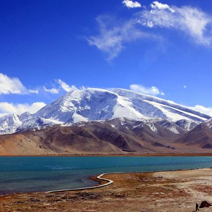 新疆+慕士塔格峰-喀拉库勒湖景区+白沙山-白沙湖景区+帕米尔高原+喀喇昆仑公路一日游