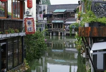上海朱家角水乡一日游+玉佛寺+丝绸博物馆【全程配备私人用车和导游 上海的传统生活方式 拥有当地美食的古老水乡】