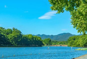 杭州幽赏西湖一日【登三潭印月岛+食东坡定食+浙博孤山馆精讲】【三潭印月岛：乘西湖游船登三潭印月岛，沿途欣赏西湖水中胜景。远观雷峰塔。苏堤春晓、柳浪闻莺、南屏晚钟等】