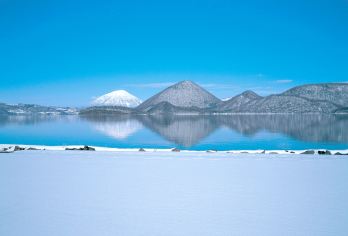 北海道春樱-夏湖-秋枫-冬雪｜洞爷湖・登别・支笏湖一日游【一秒爱上北海道的理由：洞爷湖雪地摩托自费体验！驾驭雪地摩托，环绕洞爷湖驰骋雪国梦！】