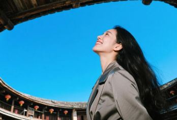 福建南靖云水谣+田螺坑土楼群一日游【双土楼特惠6/8人小团】【[行程丰富·高空景观]漫步云水谣古道，登观景台俯瞰“四菜一汤”田螺坑土楼群，行程丰富不赶路】