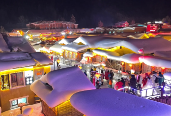 亚布力滑雪+大秃顶子山+冰雪画廊+雪乡【持证导游+门票全含】【赠送3小时网红雪服、雪镜、头盔、滑板、护具】