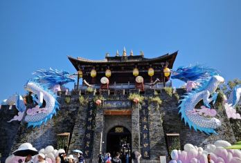 大理武侠奇遇记 | 闯影视江湖·访佛国三塔·染蓝白手作【专车一日内带您从武侠幻境、佛国圣地、手作之乡到爱情传说地，高效解锁大理多元文化基因。】