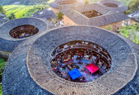 福建土楼南靖云水谣+田螺坑土楼群一日游【小团出行·畅享纯玩】【[一往阅尽]“四菜一汤”田螺坑土楼群，“东歪西斜”昌裕楼，感受神秘的东方古堡魅力，秘境神游。】