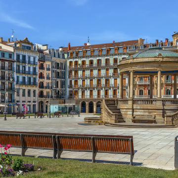 城堡广场+加泰罗尼亚广场+贝萨卢一日游