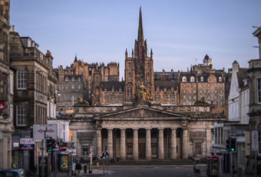 爱丁堡全日徒步游（含城堡参观）- 小团游【包含爱丁堡城堡和乔治亚故居的门票，以及参观苏格兰国家美术馆的门票。 持爱丁堡城堡和乔治亚故居的门票，探索爱丁堡的两处联合国教科文组织世界遗产——老城区和新城区。 全程配备当地英语导游。】