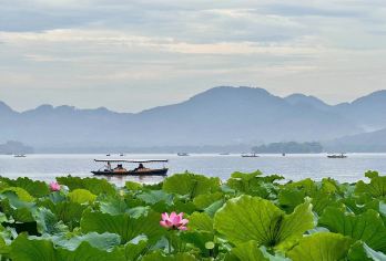飞来峰+灵隐寺+西湖风景名胜区+人工深度讲解（含无线耳麦）【资深讲师带队，融合佛教艺术与自然地理，揭秘飞来峰造像的千年传奇，解析灵隐寺禅宗文化，知识与趣味性并存】