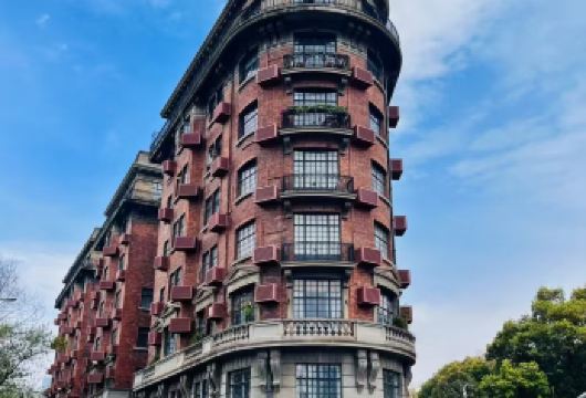 上海武康路半日游【citywalk|大咖老师深度趣讲】【[时代印记]梧桐树荫下潜藏的旧日时光被缓缓揭开，那些用文字给无数读者带来温暖的身影被记录在了时代中】