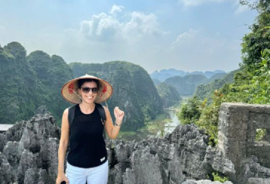 从河内出发的宁平一日精华游【探索华闾古都的丁王庙。参观舞洞，并攀登500级台阶登上卧龙山。 在当地民宿享用越南籍特色套餐午餐。在三谷的吴同河上乘坐舢板，享受一段宁静的旅程。 骑行穿过风景如画的稻田和传统村落。探索历史悠久的碧洞寺。】