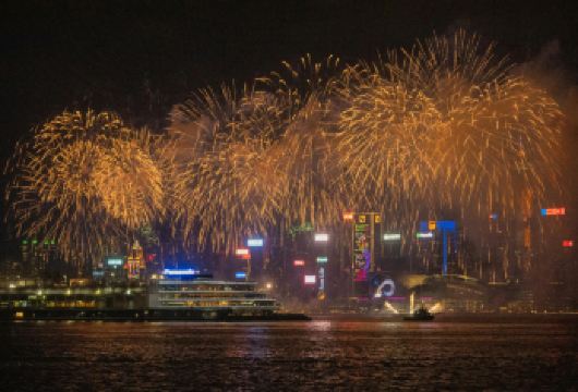 春节·香港经典品质一日游：乘天星小轮赏维多利亚港【打卡网红景点西九龙，逛吃尖沙咀，黄大仙祈福。】