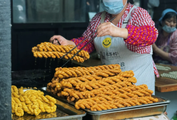 西安元家村及韩阳陵私人一日游：探索美食与历史【体验元家村独特的民俗风情，品尝当地美味小吃，享受乡村生活。 参观汉阳陵博物馆，揭开汉代独特地下墓葬群的神秘面纱。 品味西安的永恒美味——尽情享用皇家宴席，每一道菜肴都讲述着一段千年丝绸之路的故事！】