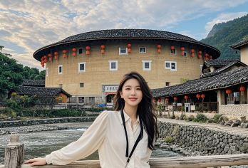 福建土楼南靖云水谣一日游●大团一价全含包接送漳州/厦门出发【[亲子甄选·文化体验]赠土楼之光登楼体验，探秘夯土技艺，寓教于乐，舒适旅程，家庭出游优选】