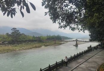 卧龙中华大熊猫苑神树坪基地+都江堰景区一日游【2-8人团】【[参观景点]卧龙大熊猫，都江堰水利工程】